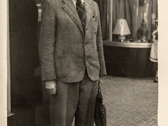 Pojišťovací agent z roku 1944. Dle výrazu mu tato práce nepřinášela uspokojení, ostatně sám tuto fotografii označil titulkem „chudák“.