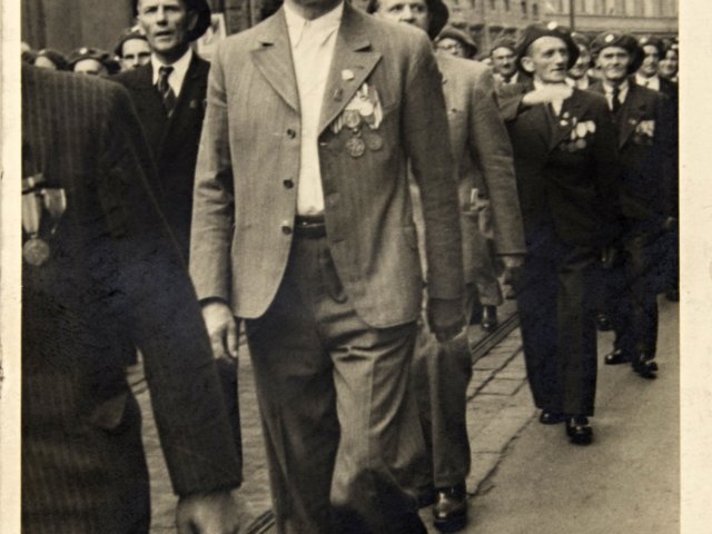 Alois Fürbacher na pochodu Prahou při sjezdu francouzských legionářů v Praze dne 5. července 1947