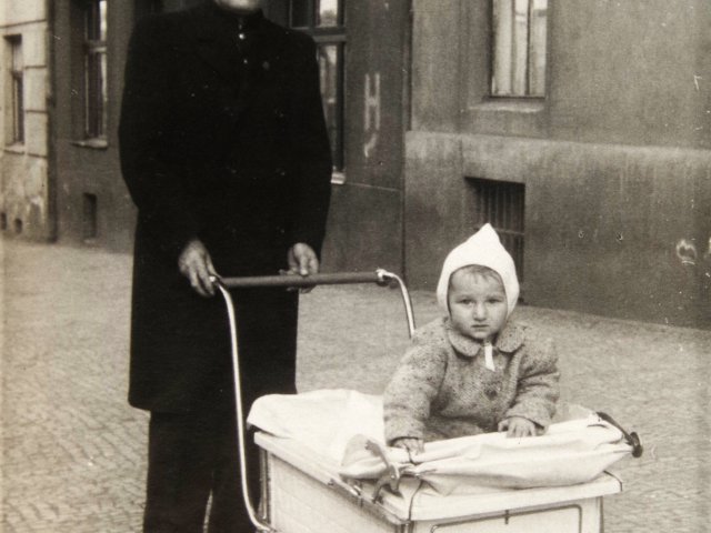 Alois Fürbacher s vnučkou Libuší v roce 1948