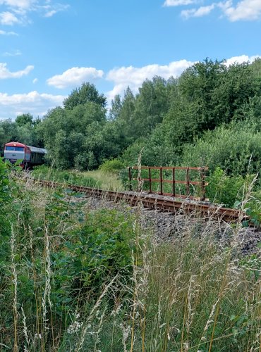 ŽELEZNIČNÍ TRAŤ VEDOUCÍ PODÉL CYKLOSTEZKY – FOTO: Marta Knauerová