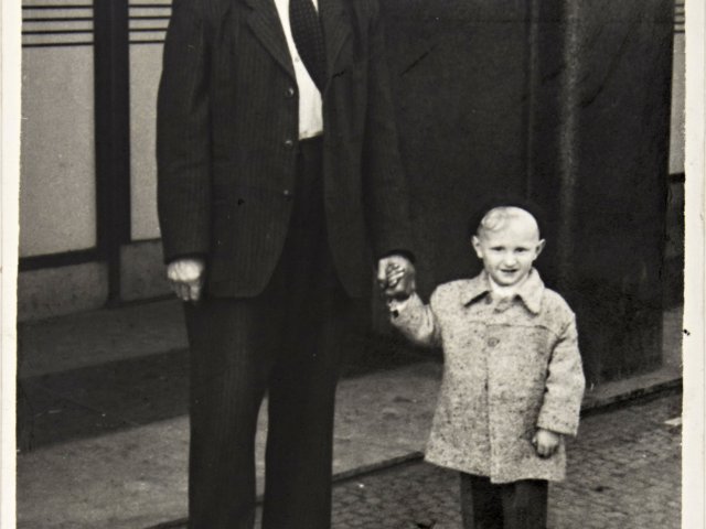 Alois Fürbacher se svým tříletým vnukem v roce 1951