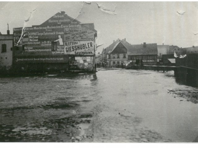Pohled od křižovatky Hrnčířské ulice s pozdější Mánesovou ulicí směrem k severu v době povodně (snad 1897?).