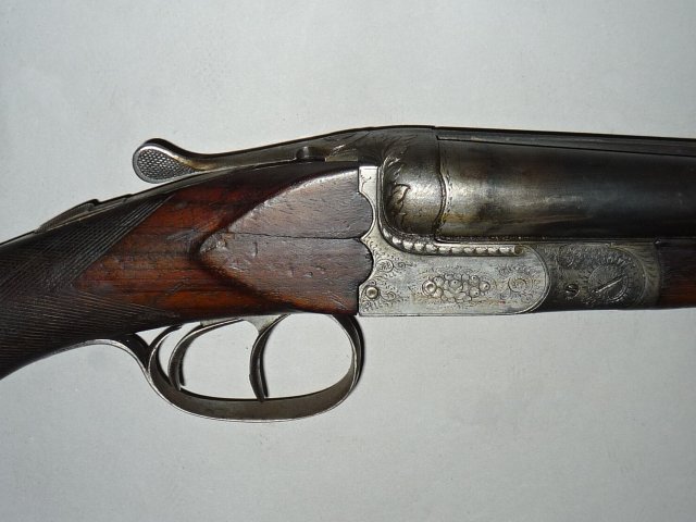 Detail zámku dvouhlavňové lovecké brokovnice Wenzela Tschernatsche z roku 1924 ve sbírce VHÚ Praha, inv. č. IV-1572. Foto J. Skramoušský