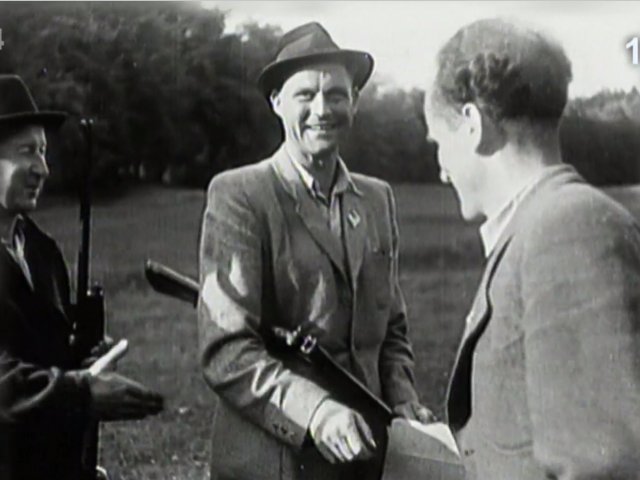  Jan Kupec jako vítěze soutěže ve střelbě na asfaltové holuby 26. a 27. června 1947 v České Kamenici.
